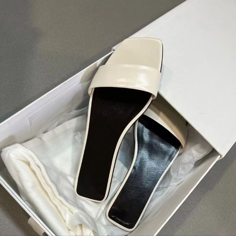 Street Fashion Look - 2026 summer women wear flat slippers